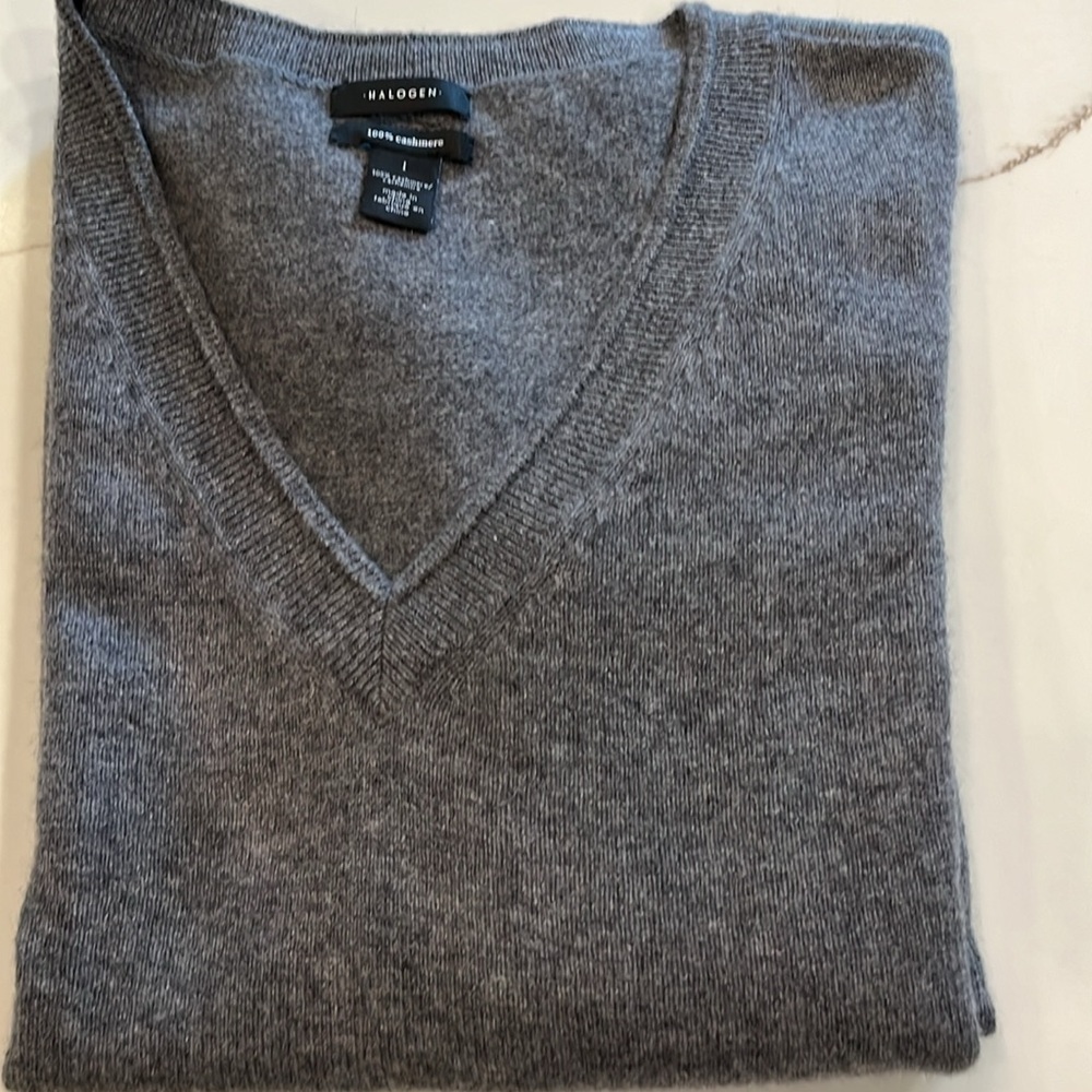 100% Cashmere Men’s V-neck by Halogen. Ribbed along V-neckline, waist & sleeve - Picture 2 of 11